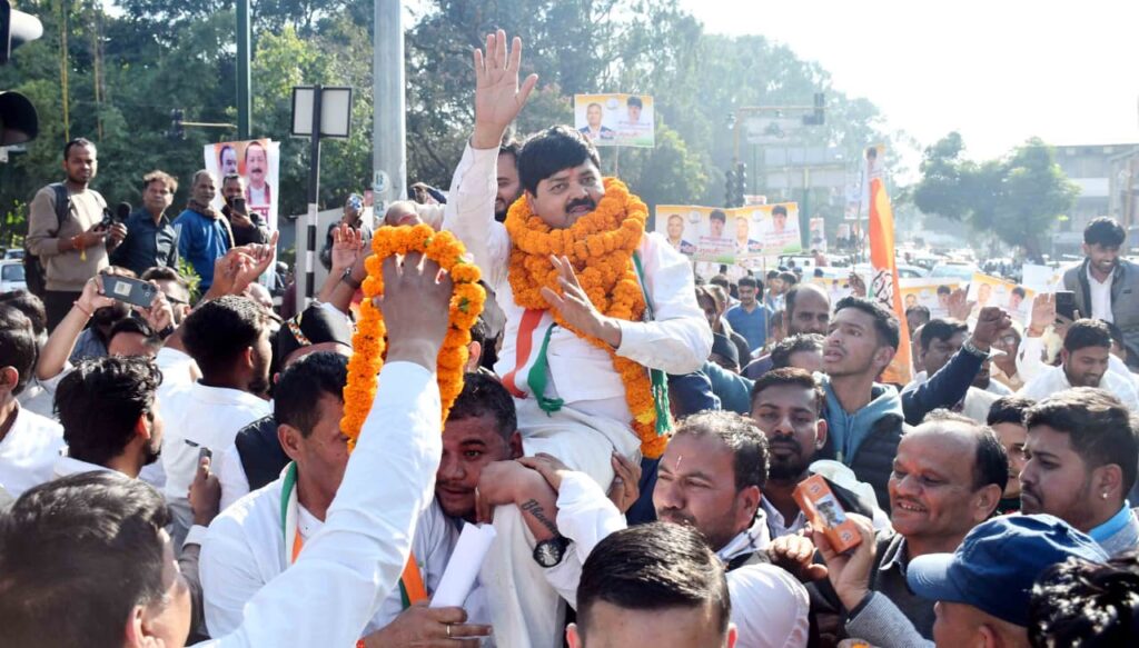 कांग्रेस प्रदेश अध्यक्ष गणेश गोदियाल का स्वागत करते कांग्रेस कार्यकर्ता।