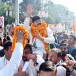 कांग्रेस प्रदेश अध्यक्ष गणेश गोदियाल का स्वागत करते कांग्रेस कार्यकर्ता।