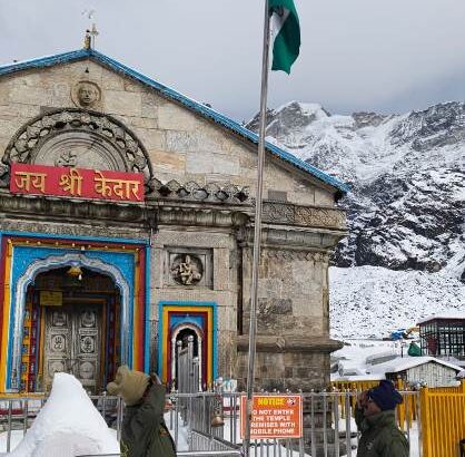 बर्फ से ढके केदारनाथ मंदिर प्रांगण में गणतंत्र दिवस पर उत्साह