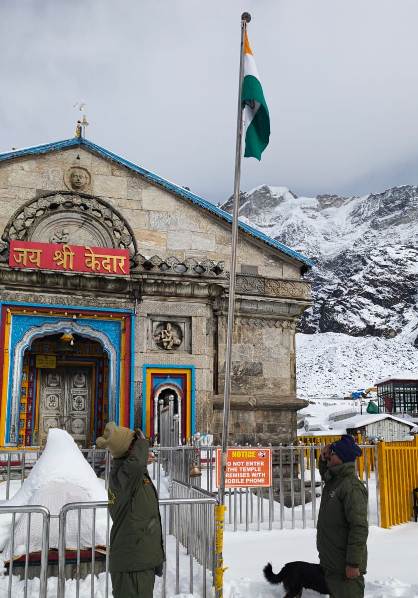 बर्फ से ढके केदारनाथ मंदिर प्रांगण में गणतंत्र दिवस पर उत्साह