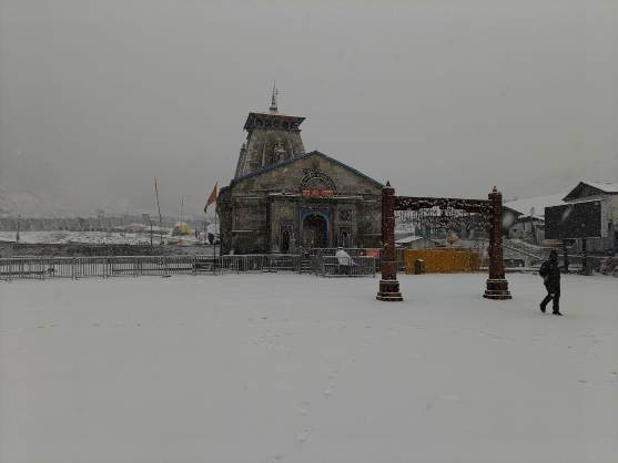 बर्फबारी के बाद केदारनाथ मंदिर का मनोहारी दृश्य।