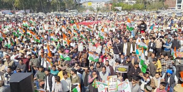 कांग्रेस के हल्ला बोल के जवाब देने की तैयारी में भाजपा, धामी ने दिया रात्रि भोज
