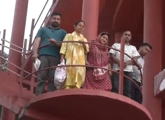 नर्सिंग बेरोजगार 60 घंटे बाद पानी की टंकी से उतरे