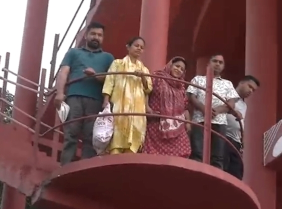 नर्सिंग बेरोजगार 60 घंटे बाद पानी की टंकी से उतरे